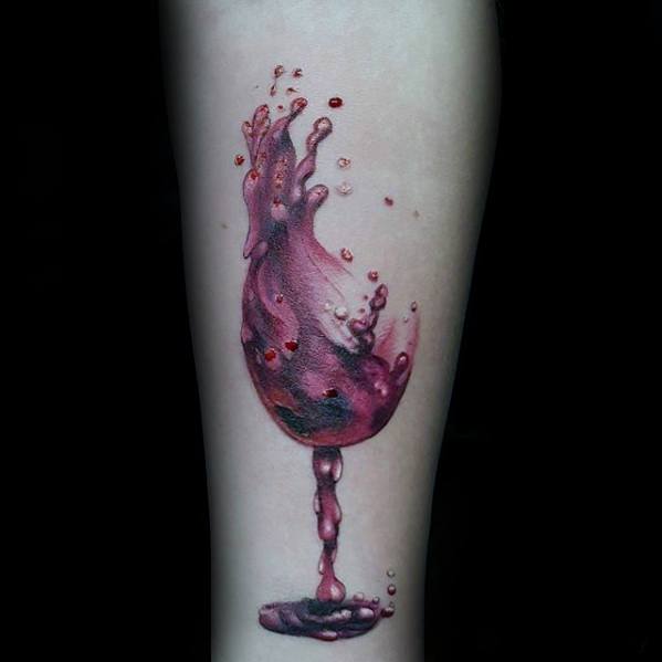 48 Tattoos von Wein (Gläser, Flaschen, Trauben und mehr – mit Bedeutung)