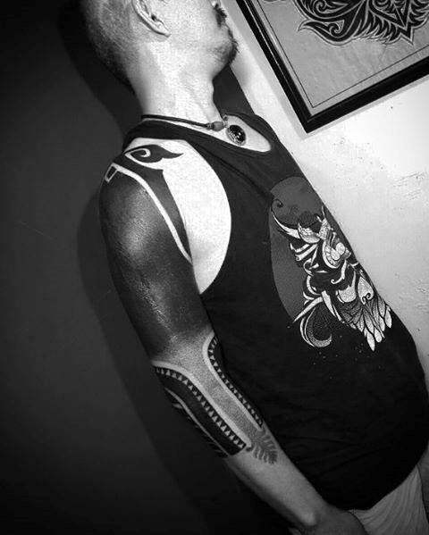 schwarz blackout tattoo 69