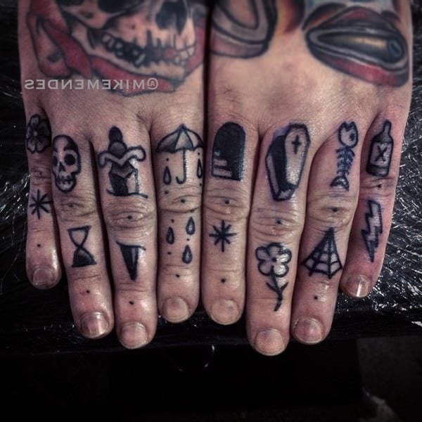 Männer finger tattoos kleine Finger Tattoo: