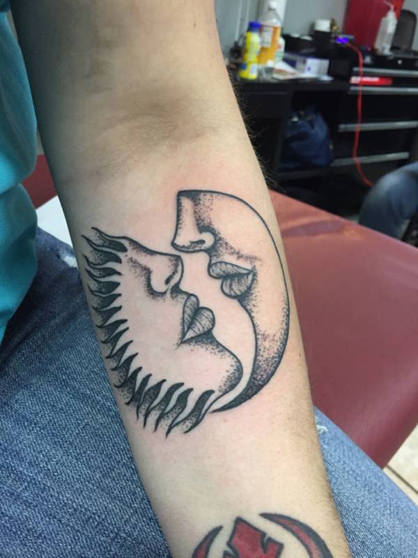 Sonne und Monds tattoo 211