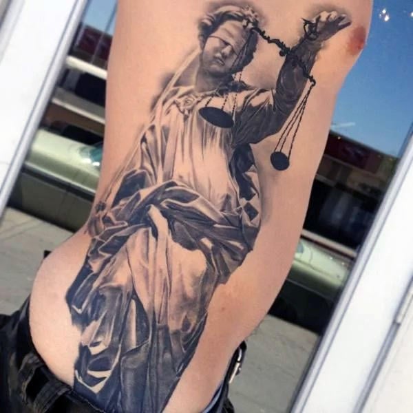 Justitia Gottin Gerechtigkeit tattoo 06