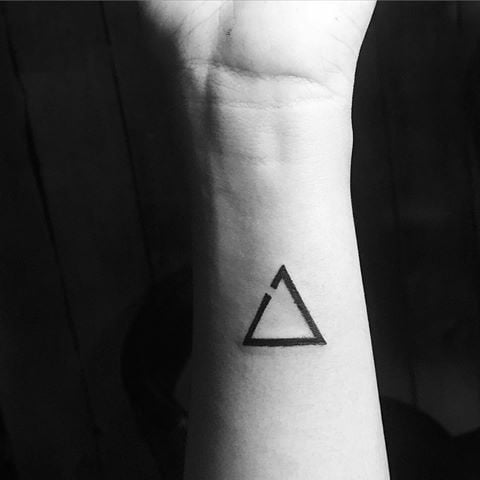 Dreieck tattoo bedeutung offenes Tattoo