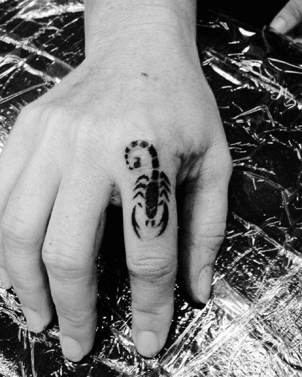 Skorpion-Sternzeichen-Tattoo 309