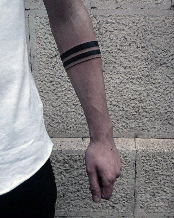 44 schwarze Armband-Tattoos auf dem Arm