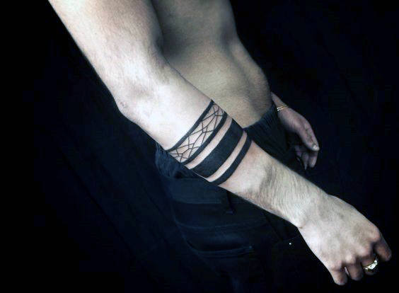 schwarze Armband-Tattoo 69