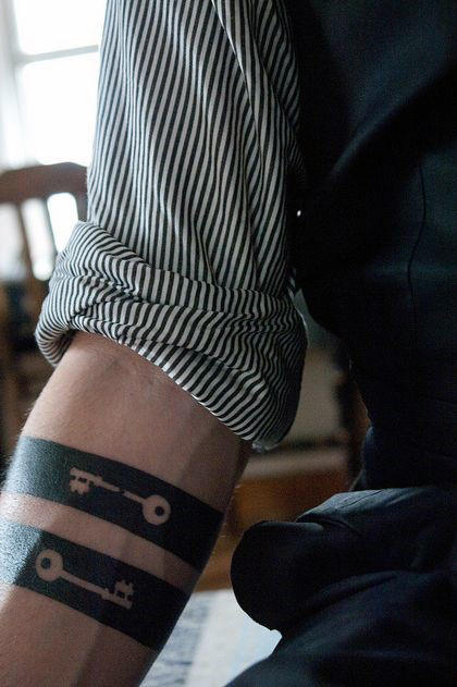 schwarze Armband-Tattoo 79