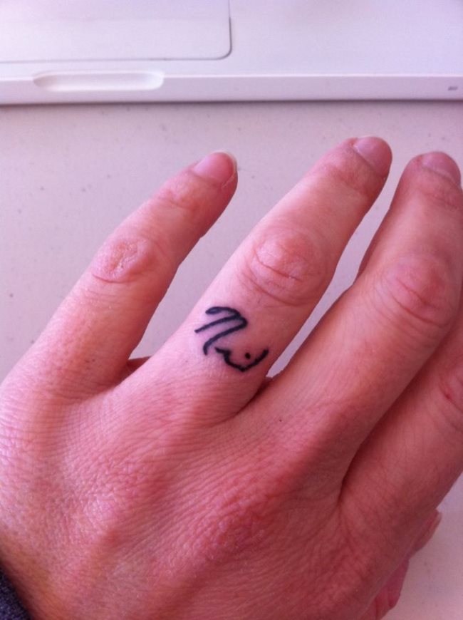 initialen tattoos finger 01