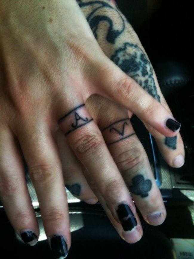 initialen tattoos finger 07