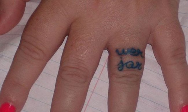 initialen tattoos finger 17