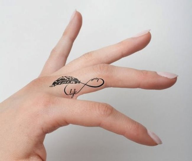 initialen tattoos finger 19