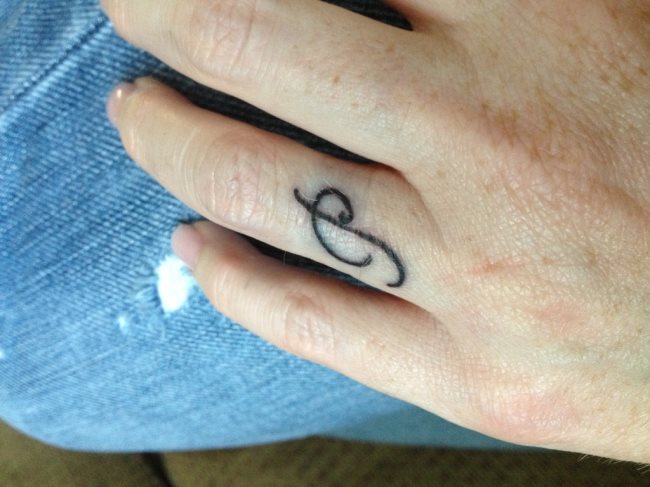 initialen tattoos finger 29