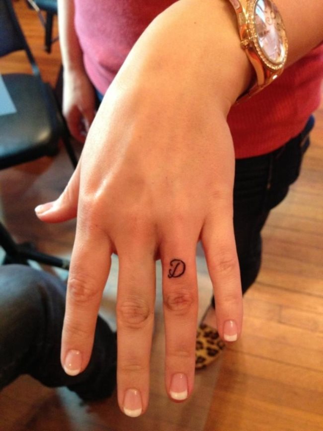 initialen tattoos finger 35
