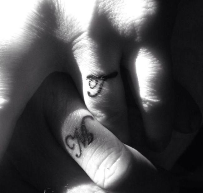 initialen tattoos finger 41