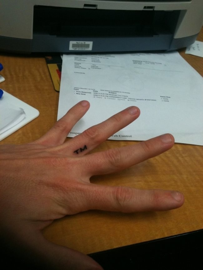 initialen tattoos finger 45