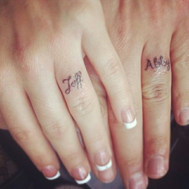 initialen tattoos finger 47