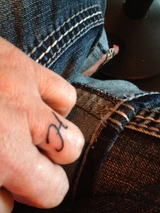 initialen tattoos finger 49