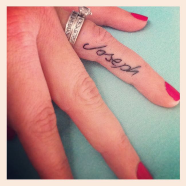 initialen tattoos finger 55