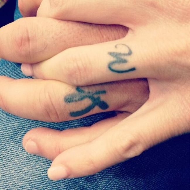 initialen tattoos finger 57