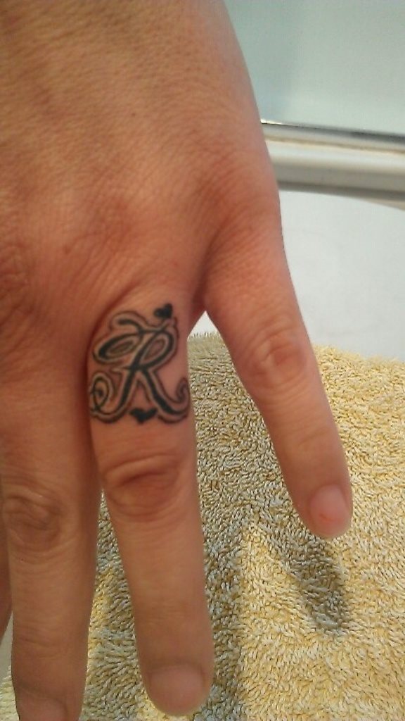 initialen tattoos finger 61