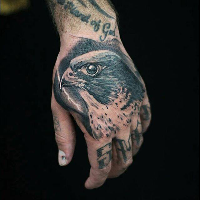 tatuaje en la mano 231