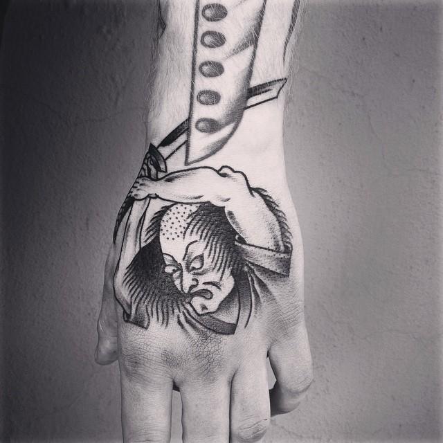 tatuaje en la mano 271