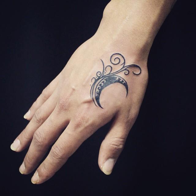 tatuaje en la mano 341