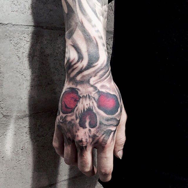 tatuaje en la mano 371