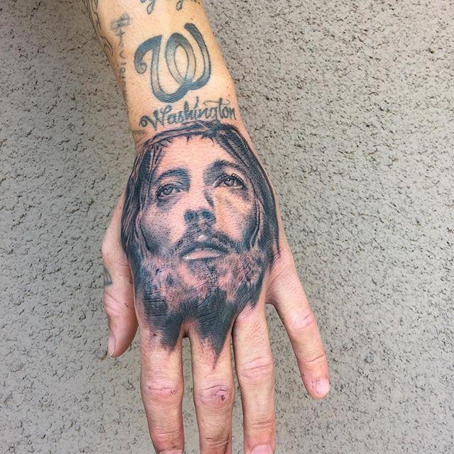 tatuaje en la mano 41