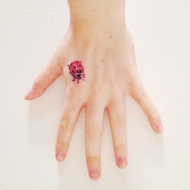 tatuaje en la mano 451