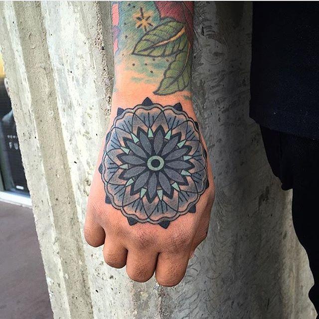 tatuaje en la mano 461