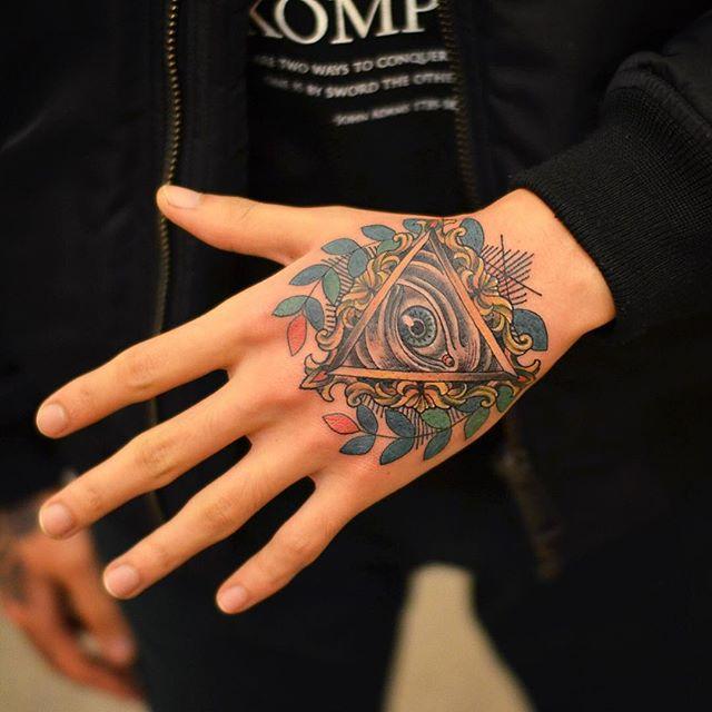 tatuaje en la mano 51