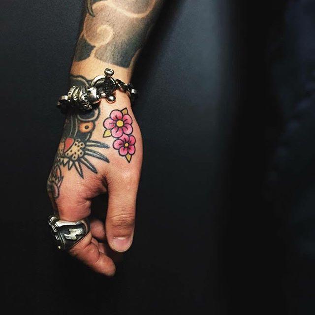 tatuaje en la mano 551