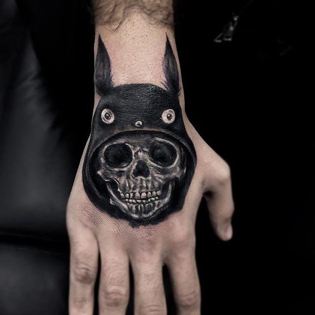 tatuaje en la mano 611