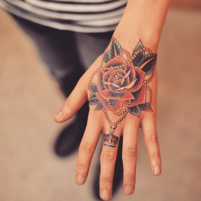 tatuaje en la mano 661