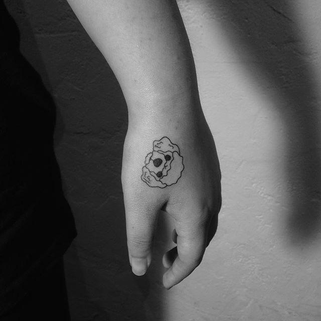 tatuaje en la mano 681