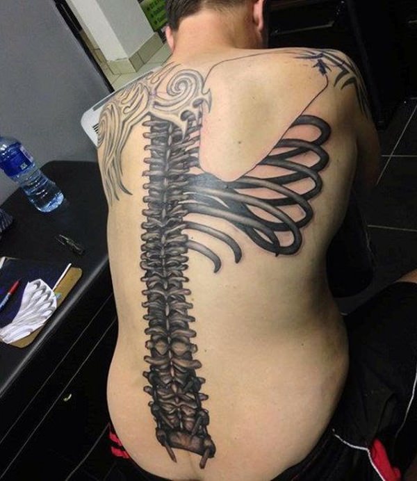 tatuaje columna vertebral 151