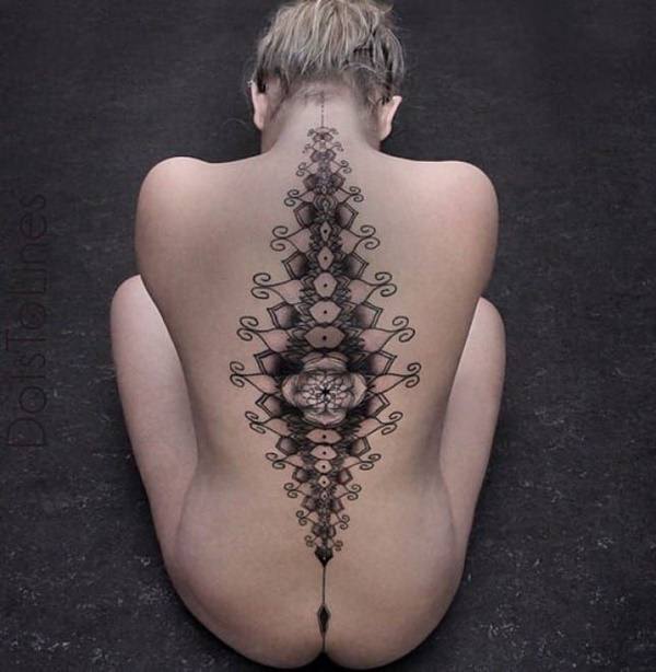 tatuaje columna vertebral 201