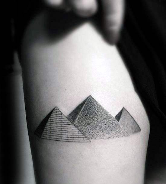 68 Tatuajes de pirámides egipcias (con su significado)