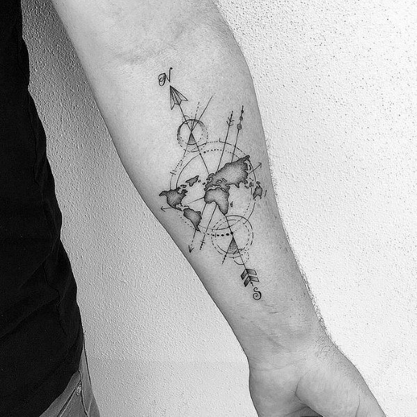 tatuaje brujula geometrica 36