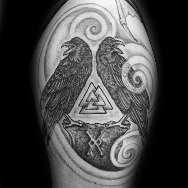 tatuaje cuervos Hugin Munin 46