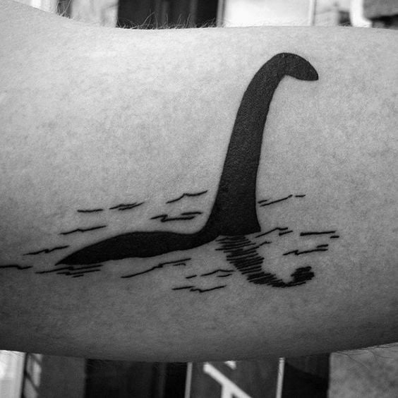 tatuaje monstruo lago ness 14