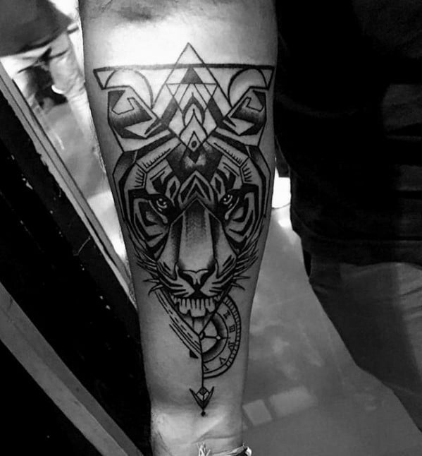 tatuaje tigre geometrico 70