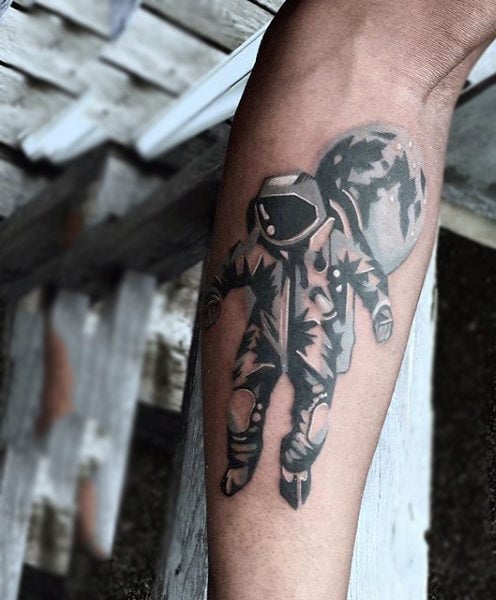 tatuaje astronauta astronomia 45