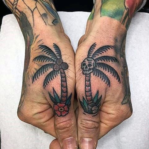tatuaje palmera 333