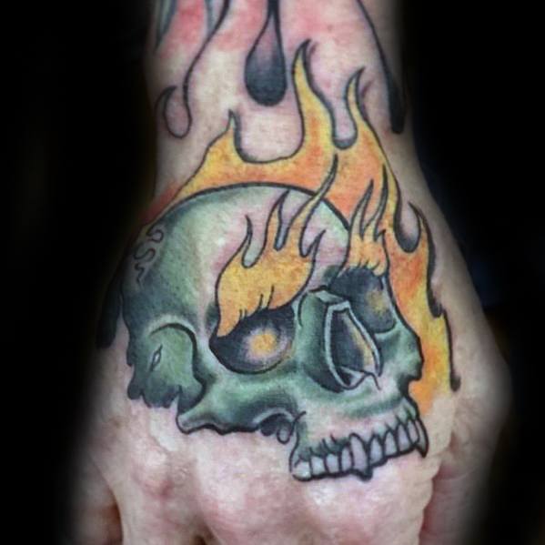 tatuaje calavera fuego 52
