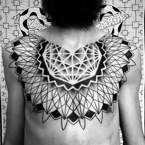 tatuaje geometrico pecho 12
