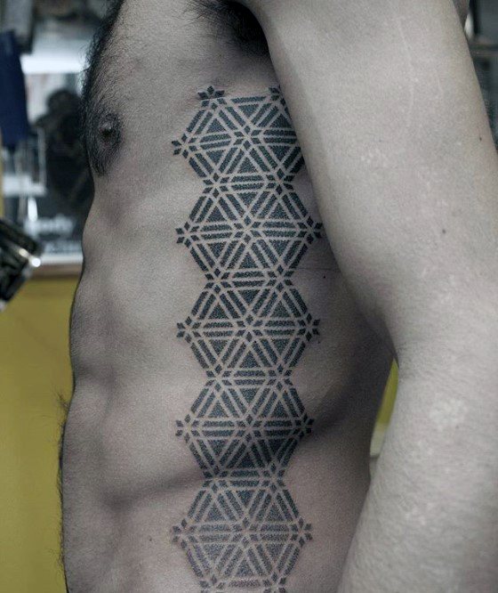tatuaje geometrico pecho 22