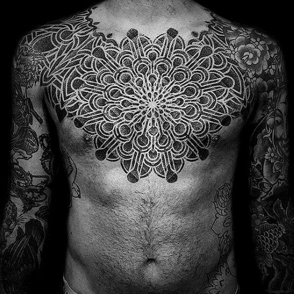 tatuaje geometrico pecho 28