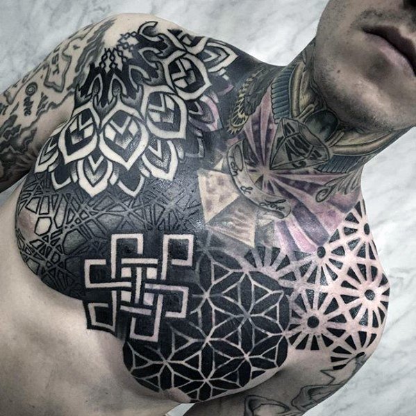tatuaje geometrico pecho 38