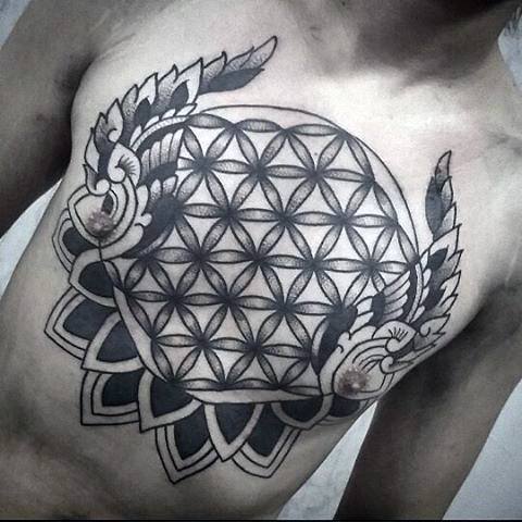 tatuaje geometrico pecho 42